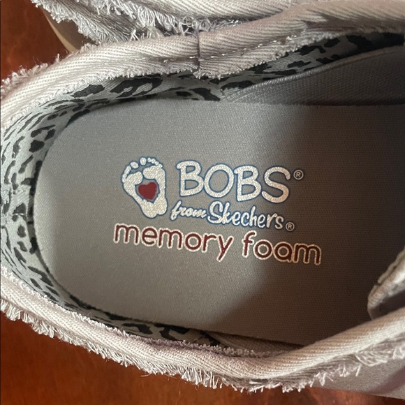 NWT BOBS by Skechers Women's Light Gray Sneakers with Rose Gold Accents - Picture 2 of 6